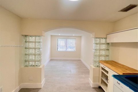 Commercial property in Miami, Florida 1 bedroom, 178.74 sq.m. № 1972446 - photo 10