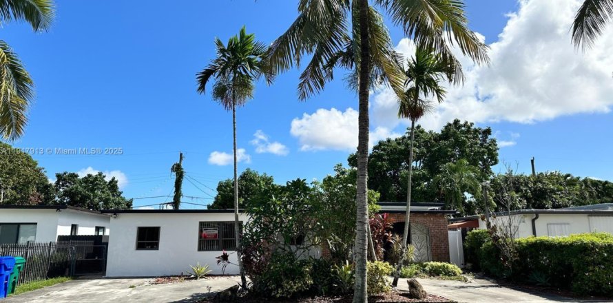 Commercial property in Miami, Florida 1 bedroom, 178.74 sq.m. № 1972446