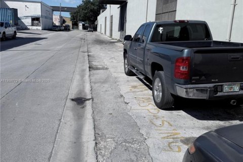 Commercial property in Miami, Florida № 2082111 - photo 2