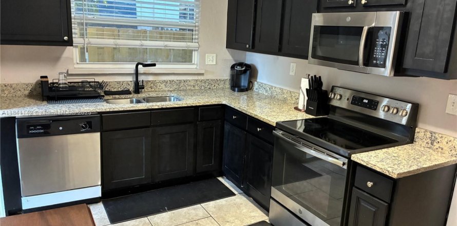 House in Lake Park, Florida 4 bedrooms, 157 sq.m. № 1830450