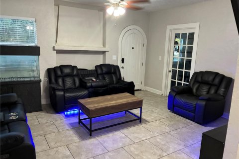 House in Lake Park, Florida 4 bedrooms, 157 sq.m. № 1830450 - photo 3