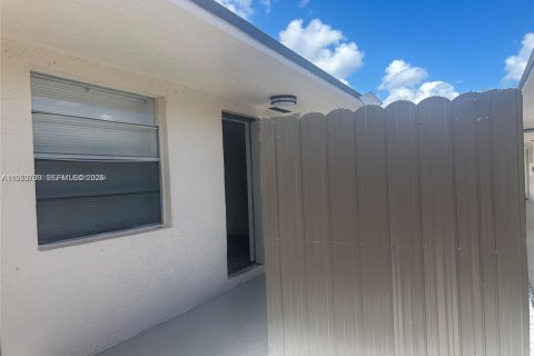 Villa ou maison à louer à Hallandale Beach, Floride: 2 chambres, 225.47 m2 № 2046142 - photo 3