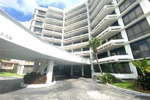 Condo in Miami, Florida, 2 bedrooms  № 1926963 - photo 2