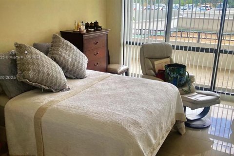 Condo in Miami, Florida, 2 bedrooms  № 1926963 - photo 22