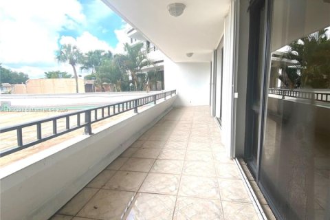 Condo in Miami, Florida, 2 bedrooms  № 1926963 - photo 7