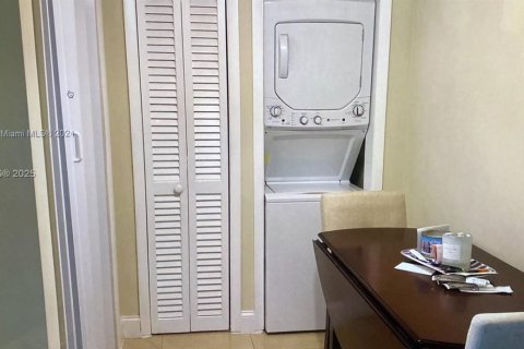 Condo in Miami, Florida, 2 bedrooms  № 1926963 - photo 23
