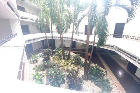 Condo in Miami, Florida, 2 bedrooms  № 1926963 - photo 6
