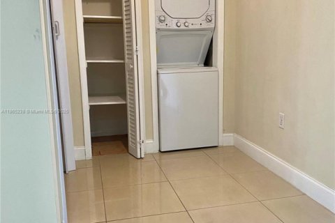 Condo in Miami, Florida, 2 bedrooms  № 1926963 - photo 21