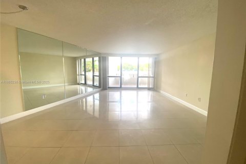Condo in Miami, Florida, 2 bedrooms  № 1926963 - photo 18