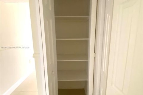 Condo in Miami, Florida, 2 bedrooms  № 1926963 - photo 9