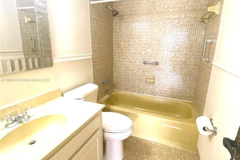 Condo in Miami, Florida, 2 bedrooms  № 1926963 - photo 8