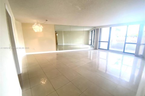 Condo in Miami, Florida, 2 bedrooms  № 1926963 - photo 17