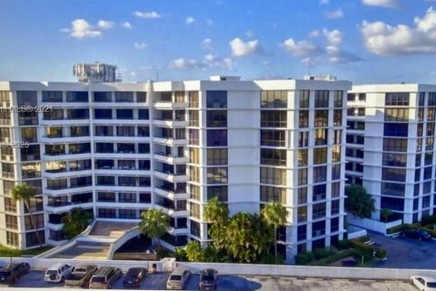 Condo in Miami, Florida, 2 bedrooms  № 1926963 - photo 24