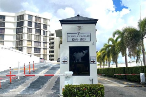 Condo in Miami, Florida, 2 bedrooms  № 1926963 - photo 1