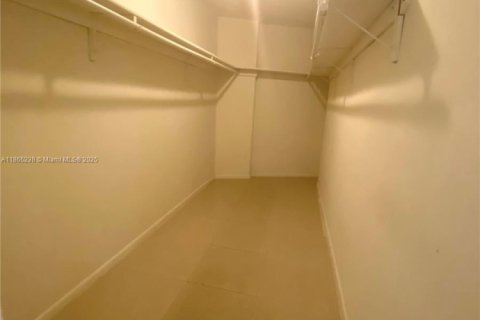Condo in Miami, Florida, 2 bedrooms  № 1926963 - photo 10