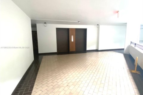 Condo in Miami, Florida, 2 bedrooms  № 1926963 - photo 3