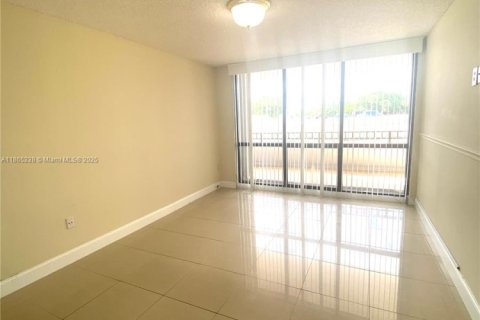 Condo in Miami, Florida, 2 bedrooms  № 1926963 - photo 14
