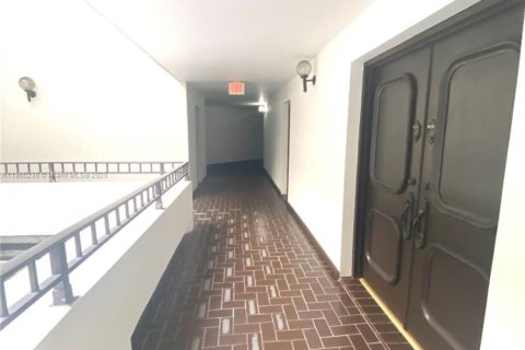 Condo in Miami, Florida, 2 bedrooms  № 1926963 - photo 4