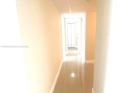 Condo in Miami, Florida, 2 bedrooms  № 1926963 - photo 15