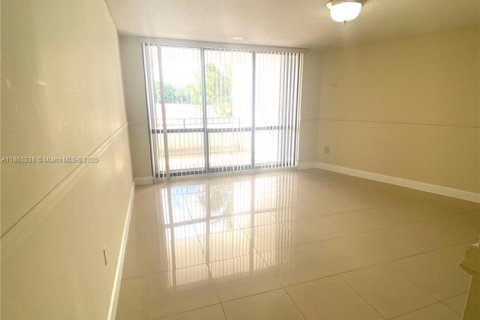 Condo in Miami, Florida, 2 bedrooms  № 1926963 - photo 13