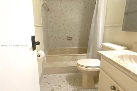 Condo in Miami, Florida, 2 bedrooms  № 1926963 - photo 11