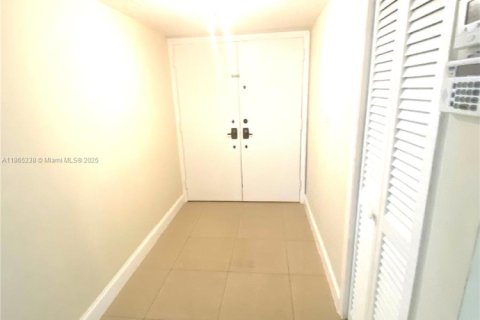 Condo in Miami, Florida, 2 bedrooms  № 1926963 - photo 16