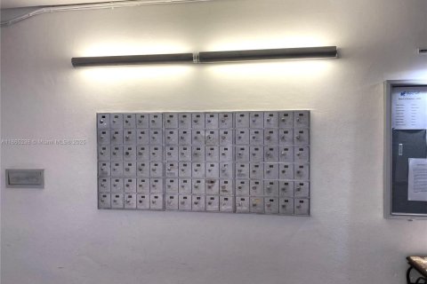 Condo in Miami, Florida, 2 bedrooms  № 1926963 - photo 5