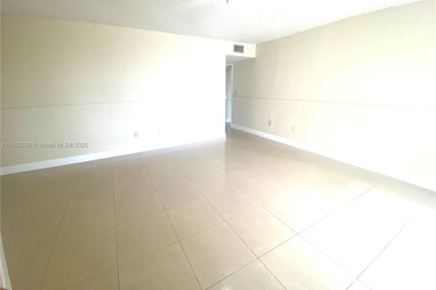 Condo in Miami, Florida, 2 bedrooms  № 1926963 - photo 12