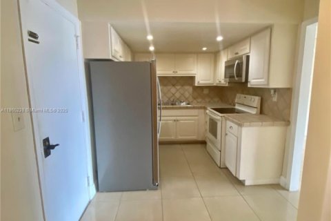 Condo in Miami, Florida, 2 bedrooms  № 1926963 - photo 20