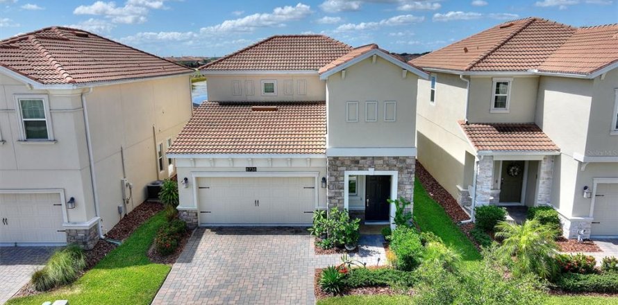 House in Davenport, Florida 3 bedrooms, 181.16 sq.m. № 2201316
