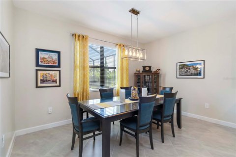 House in LORRAINE LAKES in Bradenton, Florida 3 bedrooms, 228.08 sq.m. № 1847848 - photo 8