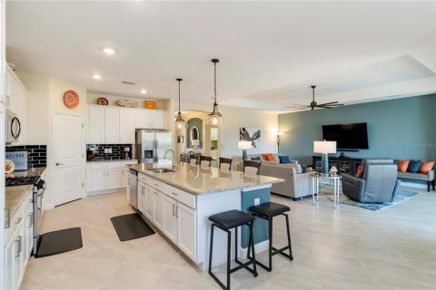 House in LORRAINE LAKES in Bradenton, Florida 3 bedrooms, 228.08 sq.m. № 1847848 - photo 6