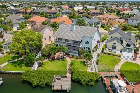 House in Apollo Beach, Florida 3 bedrooms, 357.67 sq.m. № 2209322 - photo 4