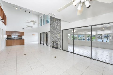 House in Apollo Beach, Florida 3 bedrooms, 357.67 sq.m. № 2209322 - photo 13