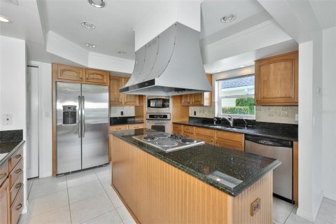 House in Apollo Beach, Florida 3 bedrooms, 357.67 sq.m. № 2209322 - photo 19