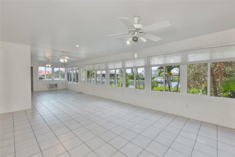 House in Apollo Beach, Florida 3 bedrooms, 357.67 sq.m. № 2209322 - photo 27