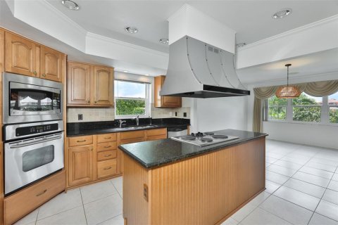 House in Apollo Beach, Florida 3 bedrooms, 357.67 sq.m. № 2209322 - photo 16