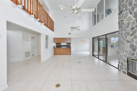 House in Apollo Beach, Florida 3 bedrooms, 357.67 sq.m. № 2209322 - photo 15