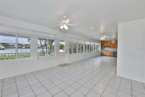 House in Apollo Beach, Florida 3 bedrooms, 357.67 sq.m. № 2209322 - photo 23