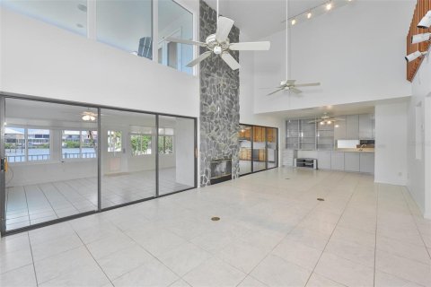 House in Apollo Beach, Florida 3 bedrooms, 357.67 sq.m. № 2209322 - photo 10