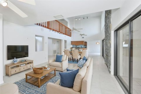House in Apollo Beach, Florida 3 bedrooms, 357.67 sq.m. № 2209322 - photo 12