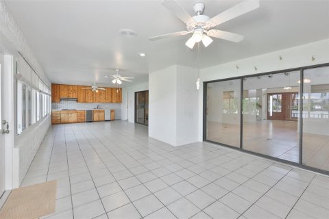 House in Apollo Beach, Florida 3 bedrooms, 357.67 sq.m. № 2209322 - photo 24