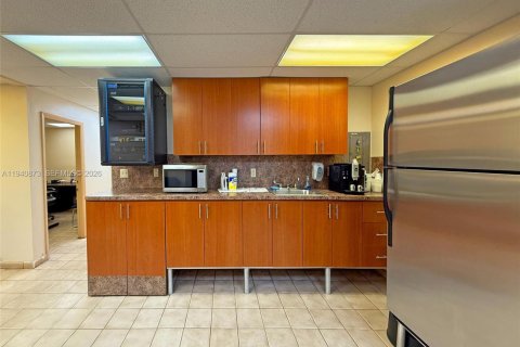 Propiedad comercial en venta en Medley, Florida № 1998516 - foto 14