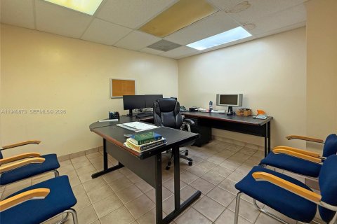 Propiedad comercial en venta en Medley, Florida № 1998516 - foto 16