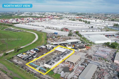 Propiedad comercial en venta en Medley, Florida № 1998516 - foto 7