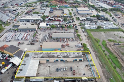 Propiedad comercial en venta en Medley, Florida № 1998516 - foto 2