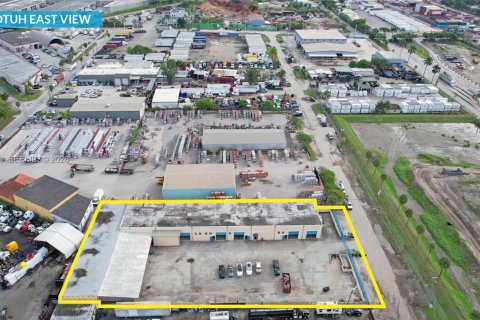 Propiedad comercial en venta en Medley, Florida № 1998516 - foto 8