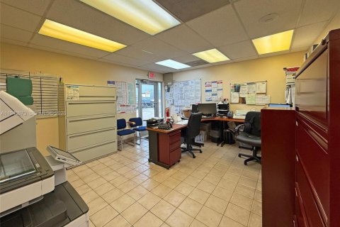 Propiedad comercial en venta en Medley, Florida № 1998516 - foto 13