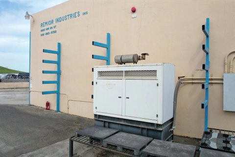 Propiedad comercial en venta en Medley, Florida № 1998516 - foto 9