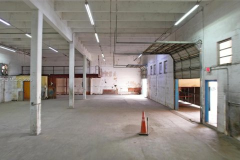 Propiedad comercial en venta en Medley, Florida № 1998516 - foto 11